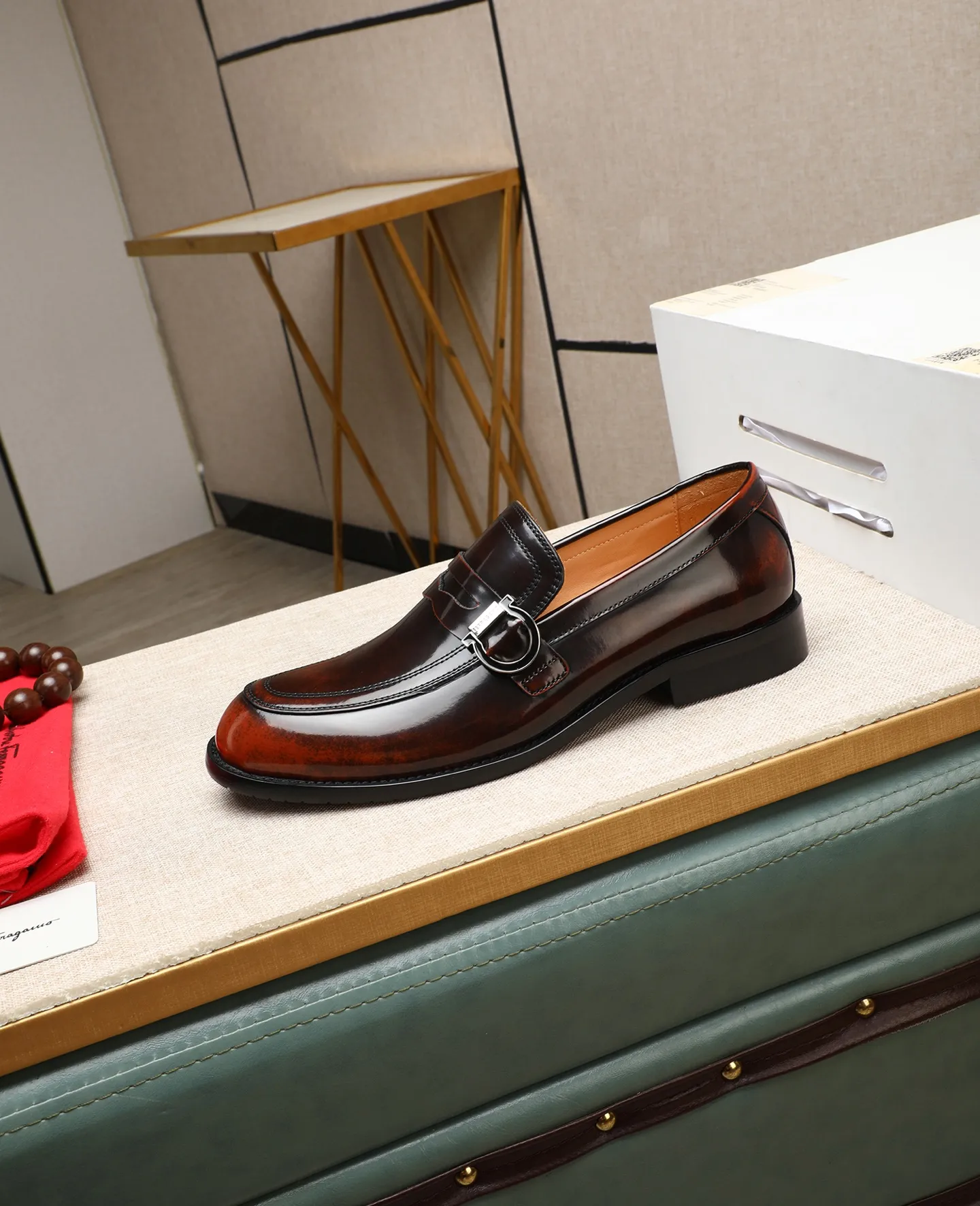 Men's shoes 💰560 📛📛(water-dyed cow lining) Salvatore Ferragamo high-end (Salvatore Ferragamo) is the world's top luxury footwear brand. It comes from the fashion kingdom of Italy. It is famous all over the world for its traditional handmade design and novel styles... 🚶🏻🚶🏻New suit shoes are available simultaneously at the counter. This model is made of pure handmade imported Italian calfskin fabric ➕soft water-dyed cowhide lining Original authentic outsole🌀🌀Size: 38➖44 (45 46 customized)